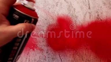 用于<strong>涂鸦</strong>的红色油漆。 一只手用喷雾可以在<strong>墙</strong>上<strong>涂鸦</strong>。